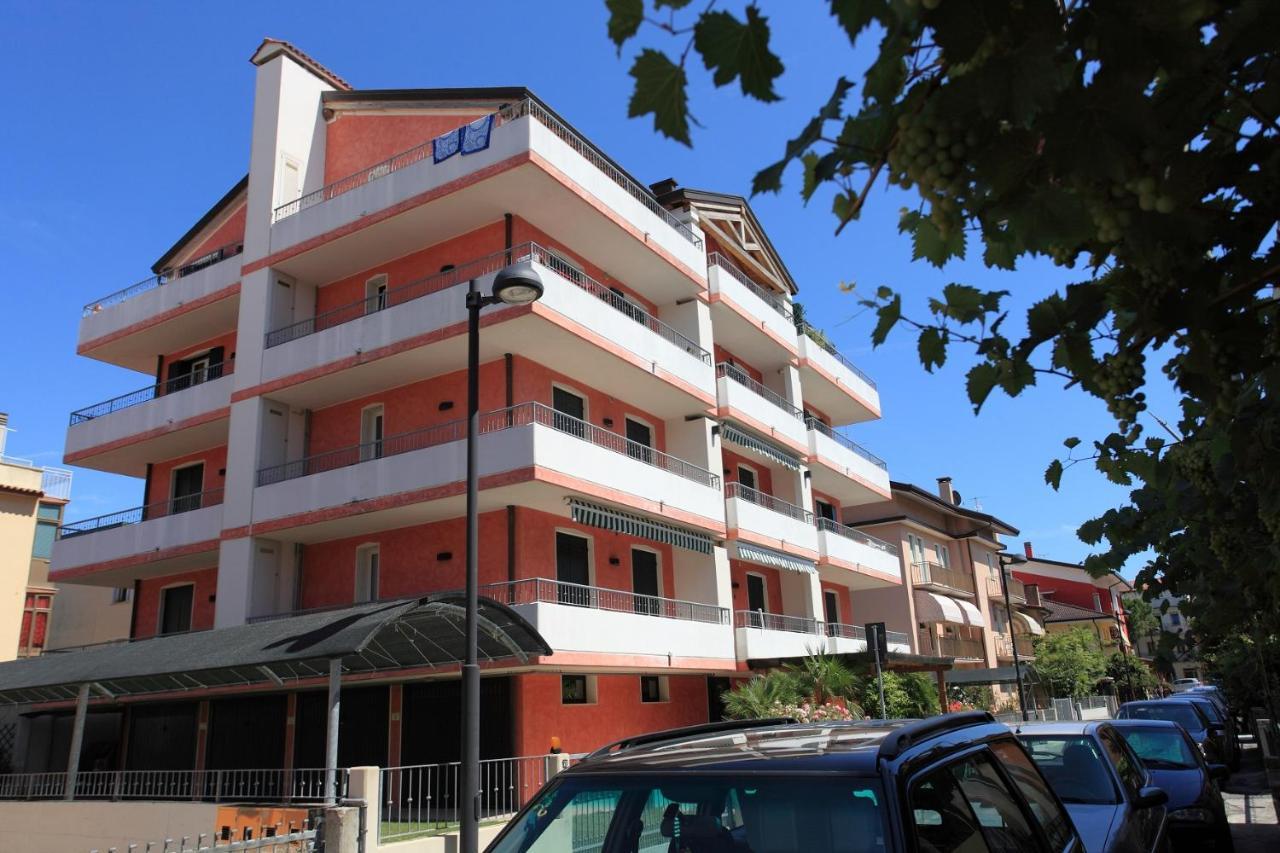 Maestrale Canova Apartments Caorle Esterno foto